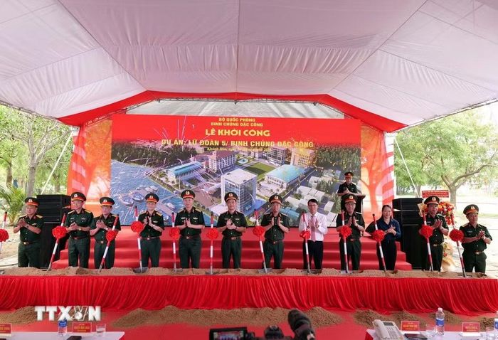 Các đại biểu thực hiện nghi thức khởi công dự án. (Ảnh: Công Thử/TTXVN)