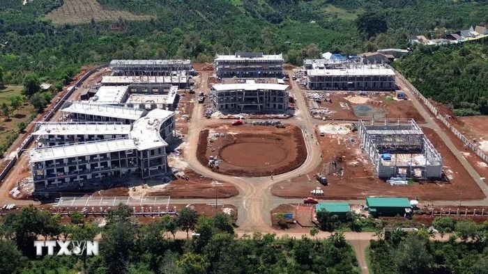 Thi công trường Phổ thông nội trú liên cấp Tiểu học và Trung học Cơ sở Thuận An, xã Thuận An, tỉnh Lâm Đồng. (Ảnh: Hưng Thịnh/TTXVN)