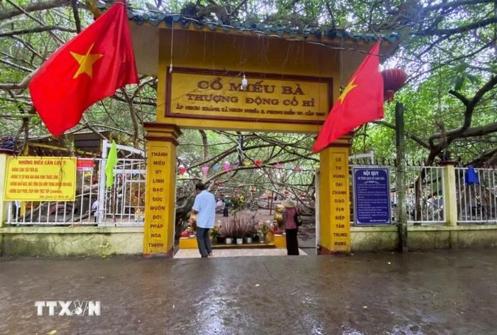 Miếu thờ bà Thượng Động Cố Hỉ (hay Hỷ) tại Di tích lịch sử Giàn Gừa. (Ảnh: Nguyễn Hằng/TTXVN)
