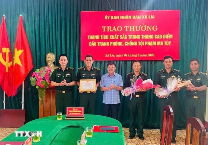 Đảng ủy, UBND xã Lìa (tỉnh Quảng Trị) thưởng nóng cho các tập thể, cá nhân có thành tích xuất sắc trong đấu tranh chuyên án. Ảnh: TTXVN phát