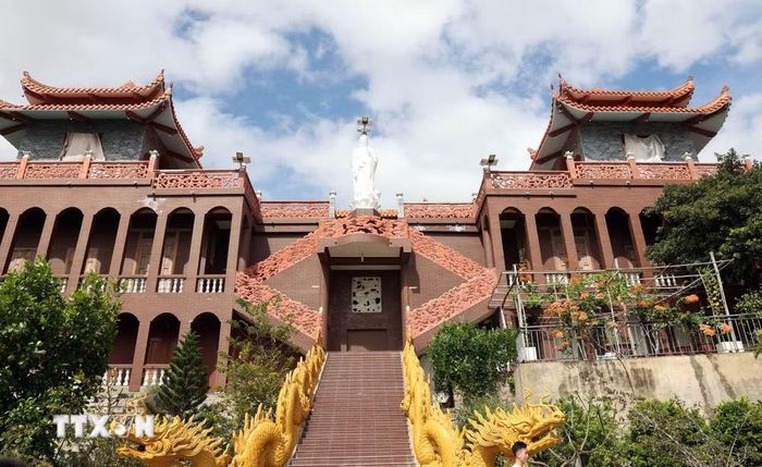 Trùng Sơn Cổ Tự tọa lạc trên núi cao tại xã Ninh Hải, có kiến trúc độc đáo, cảnh quan hài hòa với thiên nhiên. (Ảnh: Đặng Tuấn/TTXVN)