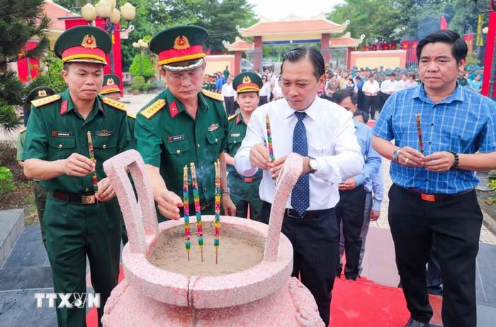 Các đại biểu dâng hương tưởng niệm các anh hùng liệt sỹ tại Nghĩa trang Liệt sỹ Đức Huệ. (Ảnh: Minh Phú/TTXVN)