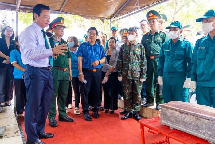 Ông Phạm Tấn Hòa, Phó Chủ tịch Ủy ban Nhân dân tỉnh Tây Ninh, Trưởng Ban Chỉ đạo 515 tỉnh (hàng đầu, bìa trái) trao đổi, thống nhất các nội dung chuyên môn trước khi triển khai lấy mẫu hài cốt liệt sĩ chưa xác định thông tin. (Ảnh: Minh Phú/TTXVN)