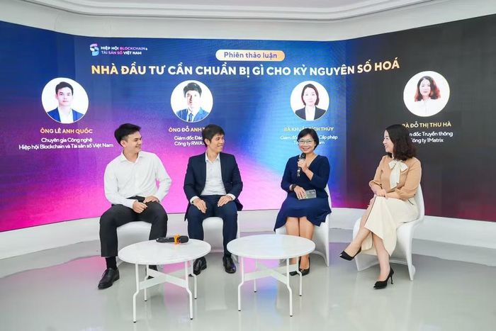 (Từ trái qua phải) Ông Lê Anh Quốc, ông Đỗ Anh Tuấn, bà Khuất Bích Thủy và bà Đỗ Thị Thu Hà tham gia thảo luận về những yếu tố nhà đầu tư cần chuẩn bị cho kỷ nguyên số hóa. (Ảnh: VBA)