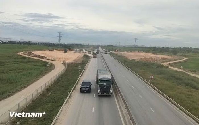 Phương tiện lưu thông trên một đoạn tuyến cao tốc Bắc-Nam phía Đông. (Ảnh: Việt Hùng/Vietnam+)