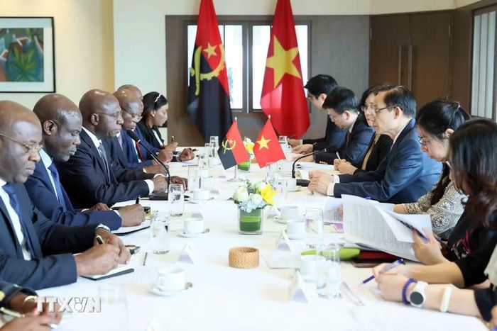 Bộ trưởng Ngoại giao Lê Hoài Trung hội đàm với Bộ trưởng Ngoại giao Angola Téte António. (Ảnh: An Đăng/TTXVN)