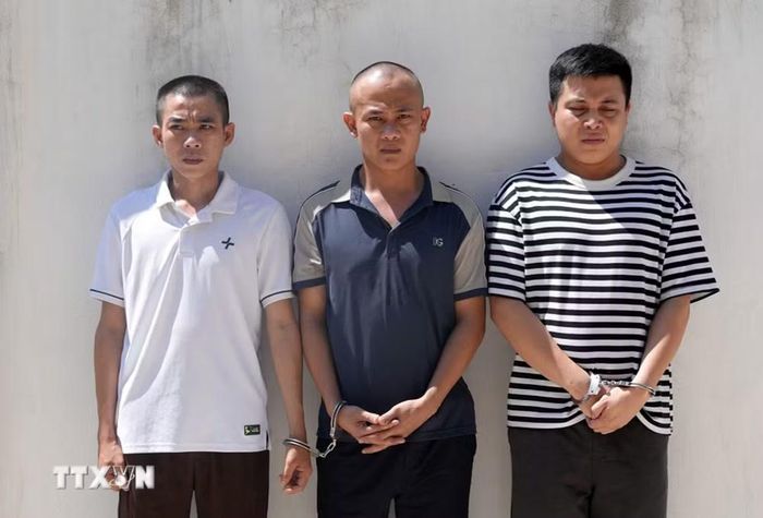 Từ trái qua phải 3 đối tượng Nguyễn Đăng Hiếu, Nguyễn Đăng Dũng, Phạm Văn Tùng cùng trú tại xã Tân Kỳ (Nghệ An) tại cơ quan công an. (Ảnh: TTXVN phát)