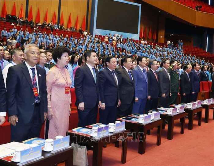 Các đại biểu thực hiện nghi thức chào cờ. Ảnh: Thống Nhất/TTXVN