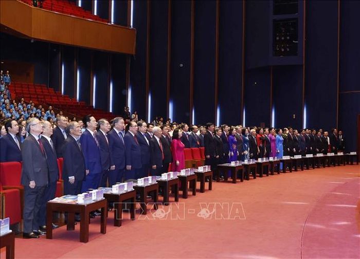 Các đại biểu thực hiện nghi thức chào cờ. Ảnh: Thống Nhất/TTXVN