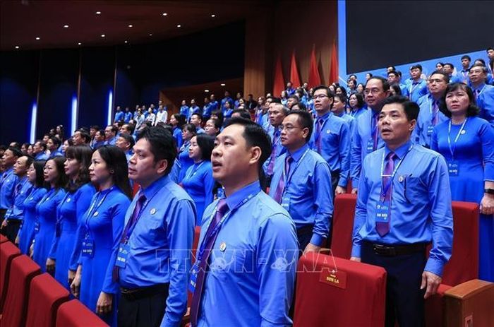 Đại biểu thực hiện nghi thức chào cờ. Ảnh: Tuấn Anh/TTXVN