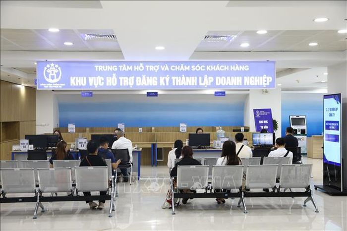 Khu vực người dân đến làm thủ tục đăng ký thành lập doanh nghiệp tại Trung tâm Phục vụ hành chính công thành phố Hà Nội. Ảnh: Quốc Lũy/TTXVN.