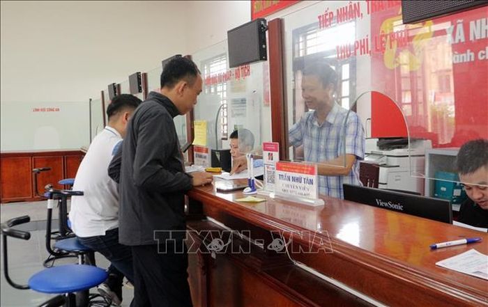 Người dân được cán bộ Trung tâm Phục vụ hành chính công xã Nhân Hà hướng dẫn tận tình, chu đáo khi đến thực hiện các thủ tục hành chính.