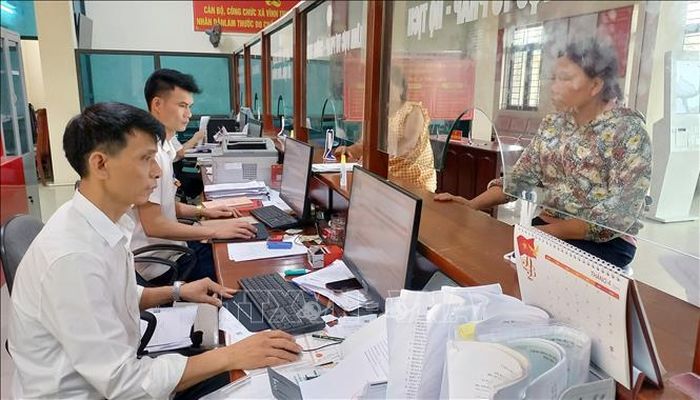 Cán bộ, công chức tại Trung tâm Phục vụ hành chính công cấp xã sử dụng thành thạo các phần mềm trực tuyến, góp phần phục vụ hiệu quả người dân, doanh nghiệp.