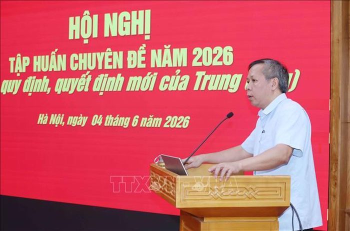 Đồng chí Trần Anh Trường, Vụ trưởng Vụ Tổ chức - Điều lệ, Ban Tổ chức Trung ương giới thiệu Chuyên đề tại Hội nghị.