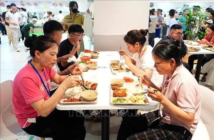 Chương trình “Bữa cơm Công đoàn” cung cấp cho người lao động thực đơn đa dạng, giàu dinh dưỡng.