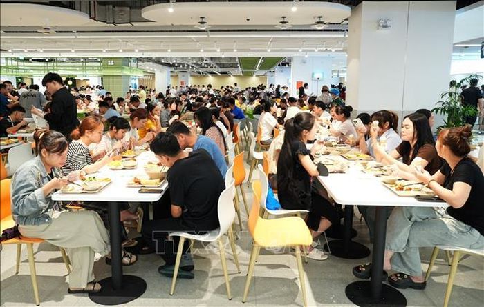 Người lao động thuộc Công ty Trách nhiệm hữu hạn Khoa học kỹ thuật Goertek Vina dùng bữa trong chương trình “Bữa cơm Công đoàn” với thực đơn được nâng cao chất lượng.