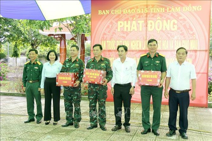 Ban Chỉ đạo 515 tỉnh Lâm Đồng tặng quà động viên các đơn vị thực hiện lấy mẫu hài cốt liệt sĩ chưa xác định được thông tin tại nghĩa trang liệt sĩ xã Đức Linh (Lâm Đồng).