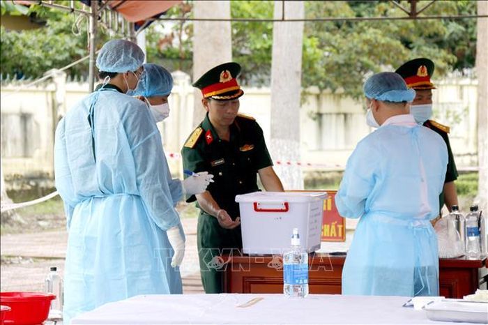 Đơn vị nghiệp vụ triển khai lấy mẫu hài cốt liệt sĩ đối với mộ chưa xác định được thông tin tại nghĩa trang liệt sĩ xã Đức Linh (Lâm Đồng).