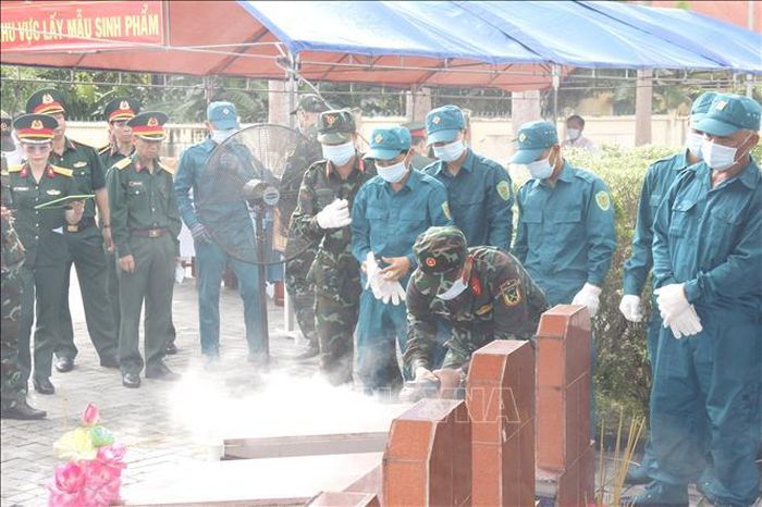 Đơn vị nghiệp vụ triển khai bốc mộ hài cốt liệt sĩ đối với mộ chưa xác định được thông tin tại nghĩa trang liệt sĩ xã Đức Linh (Lâm Đồng).