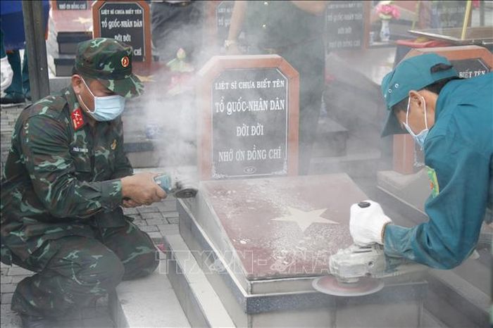 Đơn vị nghiệp vụ triển khai bốc mộ hài cốt liệt sĩ đối với mộ chưa xác định được thông tin tại nghĩa trang liệt sĩ xã Đức Linh (Lâm Đồng).
