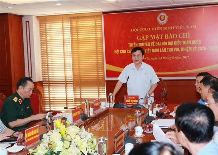 Trung tướng Khuất Việt Dũng, Phó Chủ tịch Hội Cựu chiến binh Việt Nam điều hành họp báo. Ảnh: Trọng Đức/TTXVN