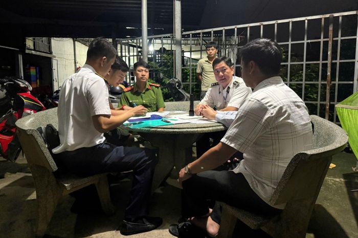 Đoàn kiểm tra liên ngành lập biên bản vi phạm đối với cơ sở giết mổ gia cầm không bảo đảm quy định về kiểm dịch và vệ sinh thú y.