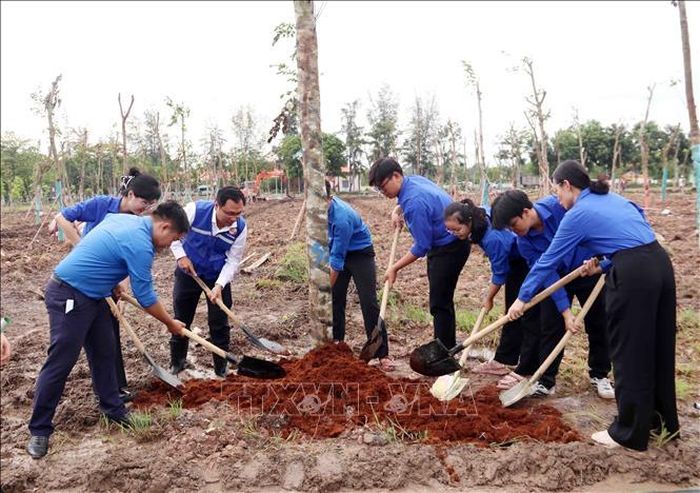 Các đại biểu dự chương trình phát động đã trồng 600 cây mới tại khu B Công viên Văn hóa Láng Le.