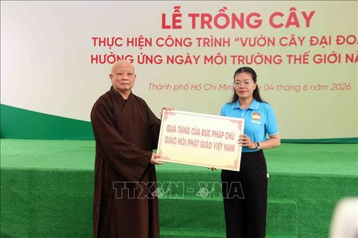 Hòa thượng Thích Lệ Trang, Phó Chủ tịch Hội đồng Trị sự Giáo hội Phật giáo Việt Nam, Trưởng ban Ban Trị sự Giáo hội Phật giáo Việt Nam TP Hồ Chí Minh trao bảng tượng trưng quà tặng của Đức Pháp chủ Giáo hội Phật giáo Việt Nam cho gia đình người dân xã Bình Lợi có hoàn cảnh khó khăn.