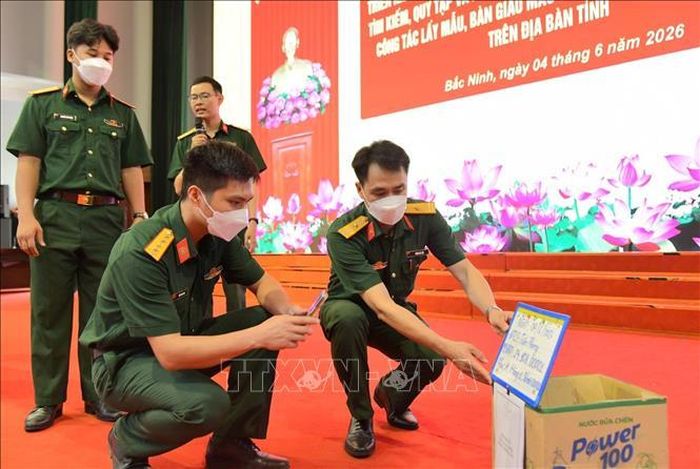 Hướng dẫn thao tác lấy mẫu hài cốt liệt sĩ tại buổi tập huấn.
