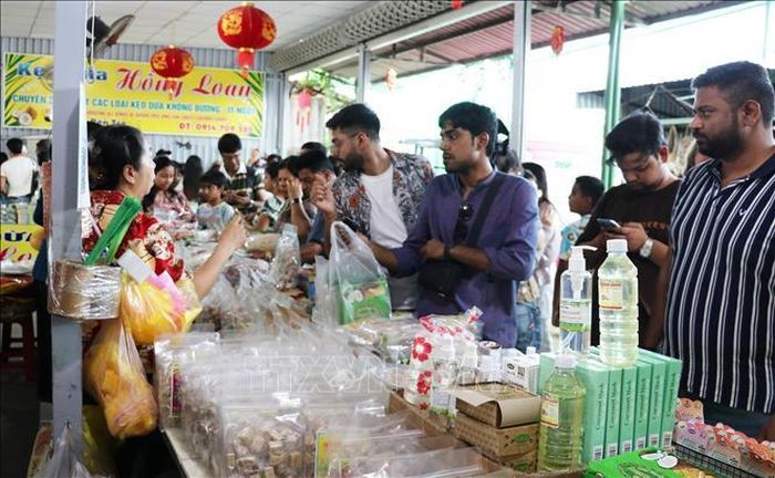 Du khách mua sắm các đặc sản địa phương tại điểm du lịch cồn Thới Sơn, phường Mỹ Tho, tỉnh Đồng Tháp.