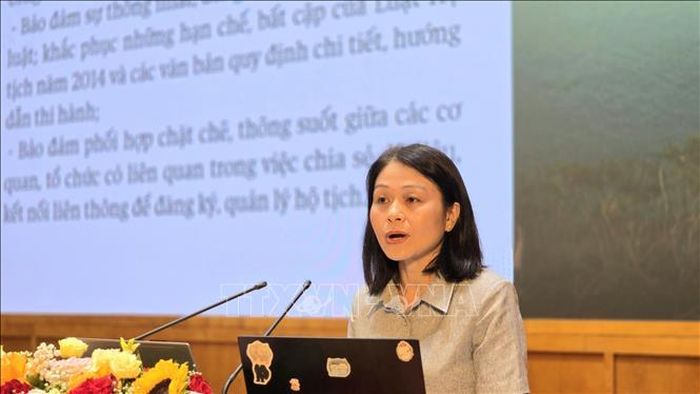 Bà Nguyễn Thị Hạnh, Cục trưởng Cục Pháp luật hình sự - hành chính và Quản lý xử lý vi phạm hành chính (Bộ Tư pháp) quán triệt nội dung Luật Hộ tịch (sửa đổi) và Luật Tiếp cận thông tin (sửa đổi).