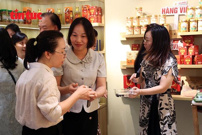 Khách tham quan tìm hiểu các sản phẩm OCOP, đặc sản địa phương tại khu trưng bày “Chợ phiên Kinh Bắc”.