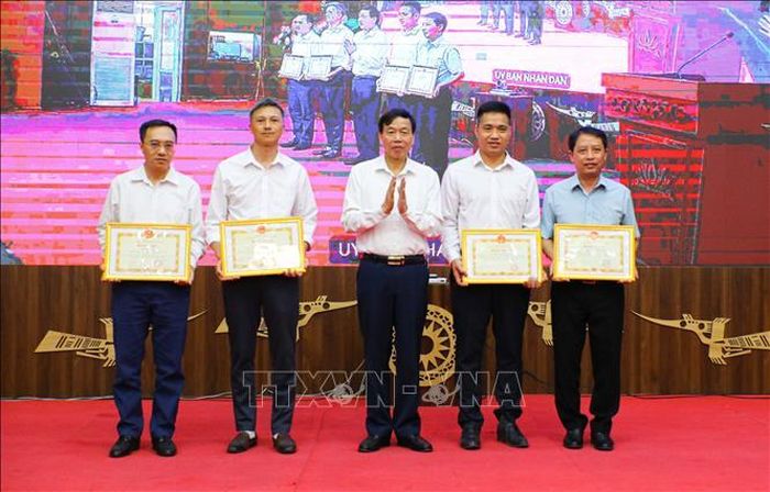 Chủ tịch UBND tỉnh Điện Biên Lê Văn Lương trao Bằng khen cho các cá nhân có thành tích xuất sắc trong tham mưu, tổ chức triển khai công tác cải cách hành chính năm 2025 trên địa bàn tỉnh.