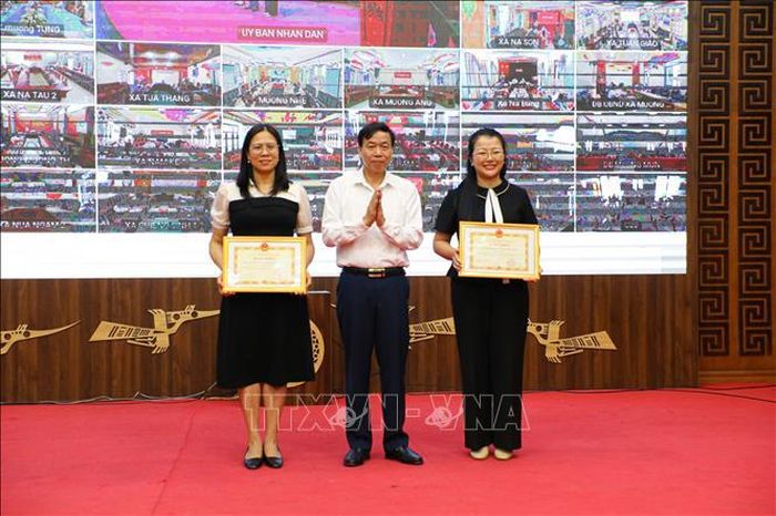 Chủ tịch UBND tỉnh Điện Biên Lê Văn Lương trao Bằng khen cho 2 tập thể có thành tích xuất sắc trong tham mưu, tổ chức triển khai công tác cải cách hành chính năm 2025 trên địa bàn tỉnh.