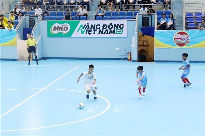 Trận mở màn giải đấu giữa đội U11 Đắk Lắk (áo trắng, quần trắng) và U11 Phù Đổng (áo xanh, quần xanh).