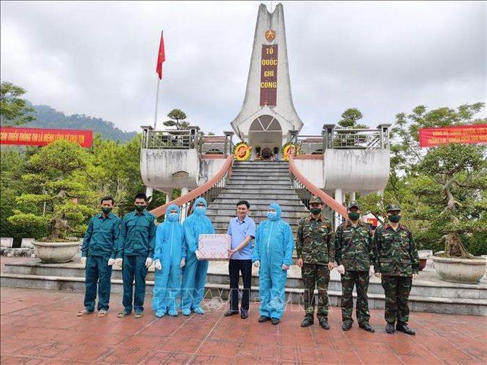 Lãnh đạo tỉnh Tuyên Quang tặng quà, động viên các lực lượng thiện hiện nhiệm vụ.