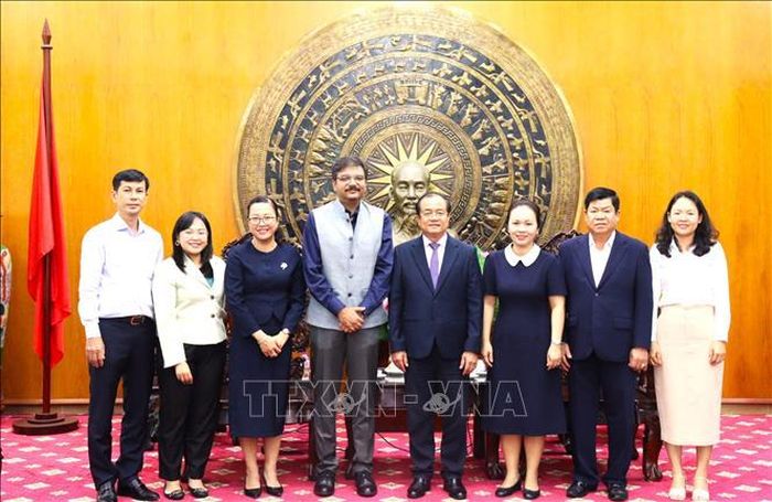 Các đại biểu chụp ảnh lưu niệm.