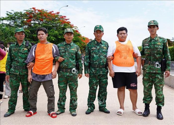 Hai đối tượng có lệnh truy nã, bị lực lượng Biên phòng tỉnh An Giang bắt giữ tại cửa khẩu. Ảnh: TTXVN phát