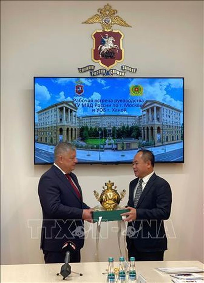 Trung tướng Nguyễn Thanh Tùng thay mặt đoàn đại biểu Công an Thành phố Hà Nội nhận quà lưu niệm từ ông Oleg Baranov, Tổng cục trưởng Tổng cục Nội vụ thành phố Moskva.