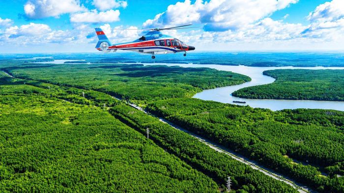 Du khách có thể ngắm toàn cảnh rừng ngập mặn Cần Giờ từ trên cao bằng tour du lịch trực thăng.