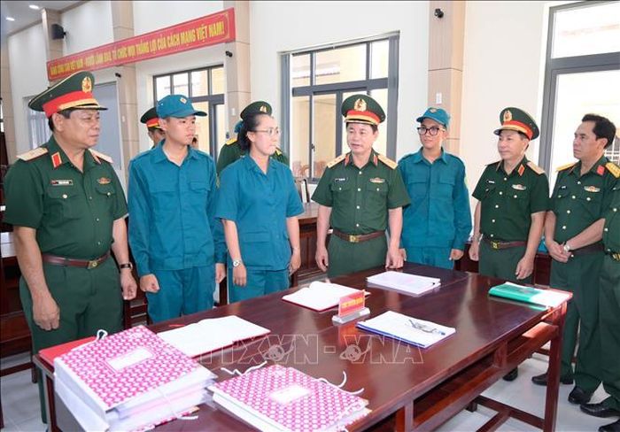 Thượng tướng Đỗ Xuân Tụng, Ủy viên Trung ương Đảng, Phó Chủ nhiệm Tổng cục Chính trị trao đổi, kiểm tra nhận thức chiến sĩ dân quân tự vệ Ban CHQS Đặc khu Phú Quốc.