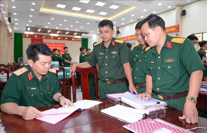 Thành viên đoàn kiểm tra sổ sách hoạt động công tác Đảng, công tác chính trị tại Ban CHQS đặc khu Phú Quốc, tỉnh An Giang.