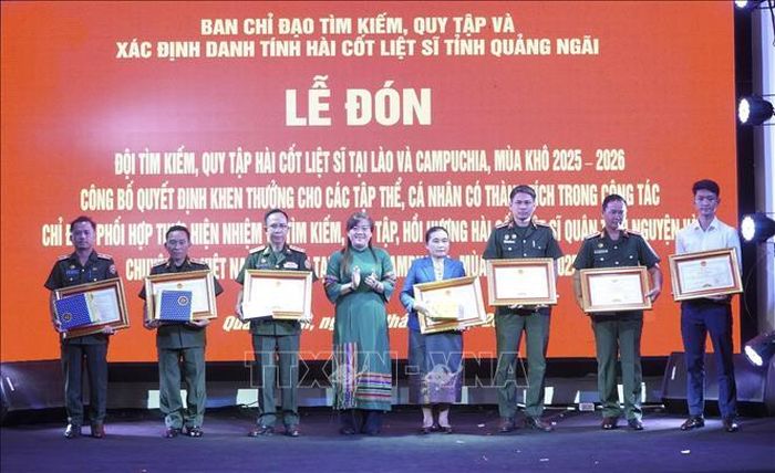 UBND tỉnh Quảng Ngãi tặng Bằng khen cho các cá nhân, tập thể hoàn thành tốt nhiệm vụ.