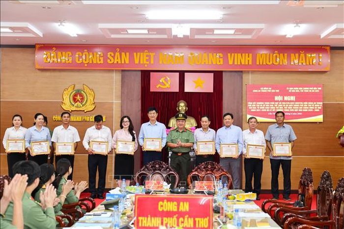 Đại tá Nguyễn Thanh Tràng, Phó Giám đốc Công an thành phố trao Giấy khen của Giám đốc Công an thành phố cho các cá nhân có thành tích xuất sắc thuộc Sở Văn hóa, Thể thao và Du lịch. Ảnh: TTXVN phát