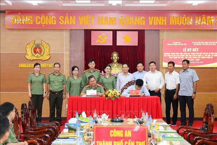 Công an thành phố và Sở Văn hóa, Thể thao và Du lịch ký kết chương trình phối hợp. Ảnh: TTXVN phát