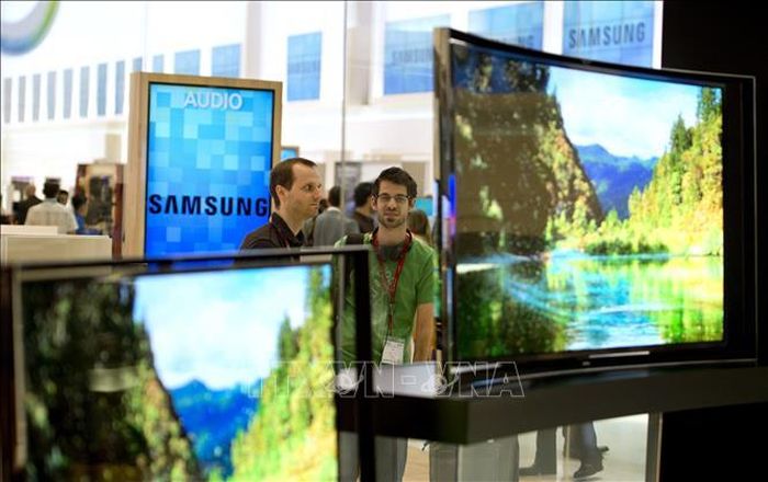 Tivi OLED màn hình cong của Samsung được trưng bày tại hội chợ thương mại điện tử quốc tế ở Berlin, Đức. Ảnh: AFP/TTXVN