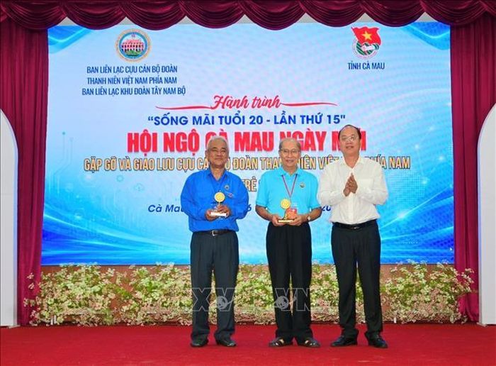 Bí thư Tỉnh ủy Cà Mau Nguyễn Hồ Hải tặng quà kỷ niệm đến lãnh đạo Ban liên lạc Cựu cán bộ Đoàn Thanh niên Việt Nam phía Nam.