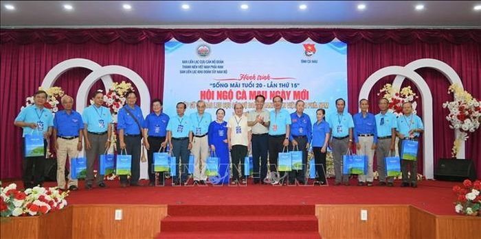 Chủ tịch UBND tỉnh Cà Mau Lữ Quang Ngời thăm hỏi, tặng quà các đại biểu.
