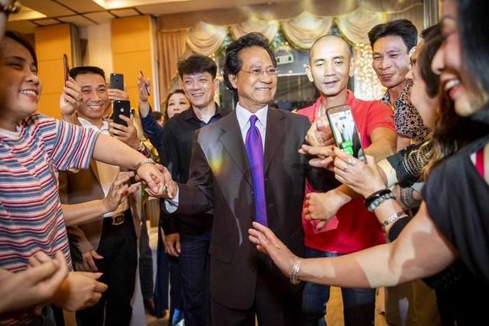Ông thỉnh thoảng về Việt Nam để hát và vẫn nhận được sự đón nhận của đông đảo khán giả. Ảnh: Vietnamnet.