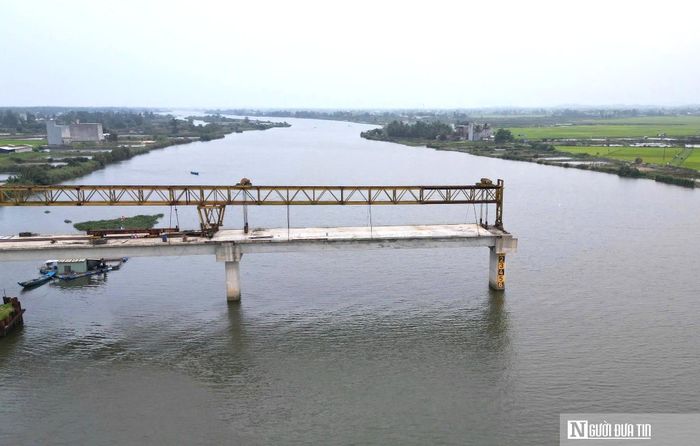 Cầu Tam Tiến mới chỉ thi công được một số mố, trụ bê tông vươn ra nửa sông Trường Giang rồi tạm dừng trong thời gian dài.